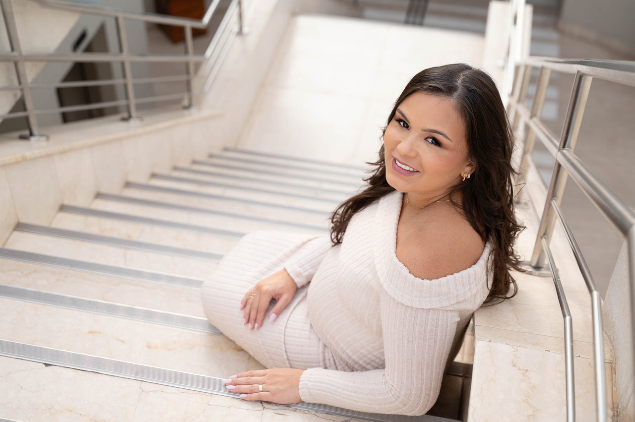 Ensaio gestante em São Paulo no período ideal entre 28 e 32 semanas com luz suave e estilo atemporal