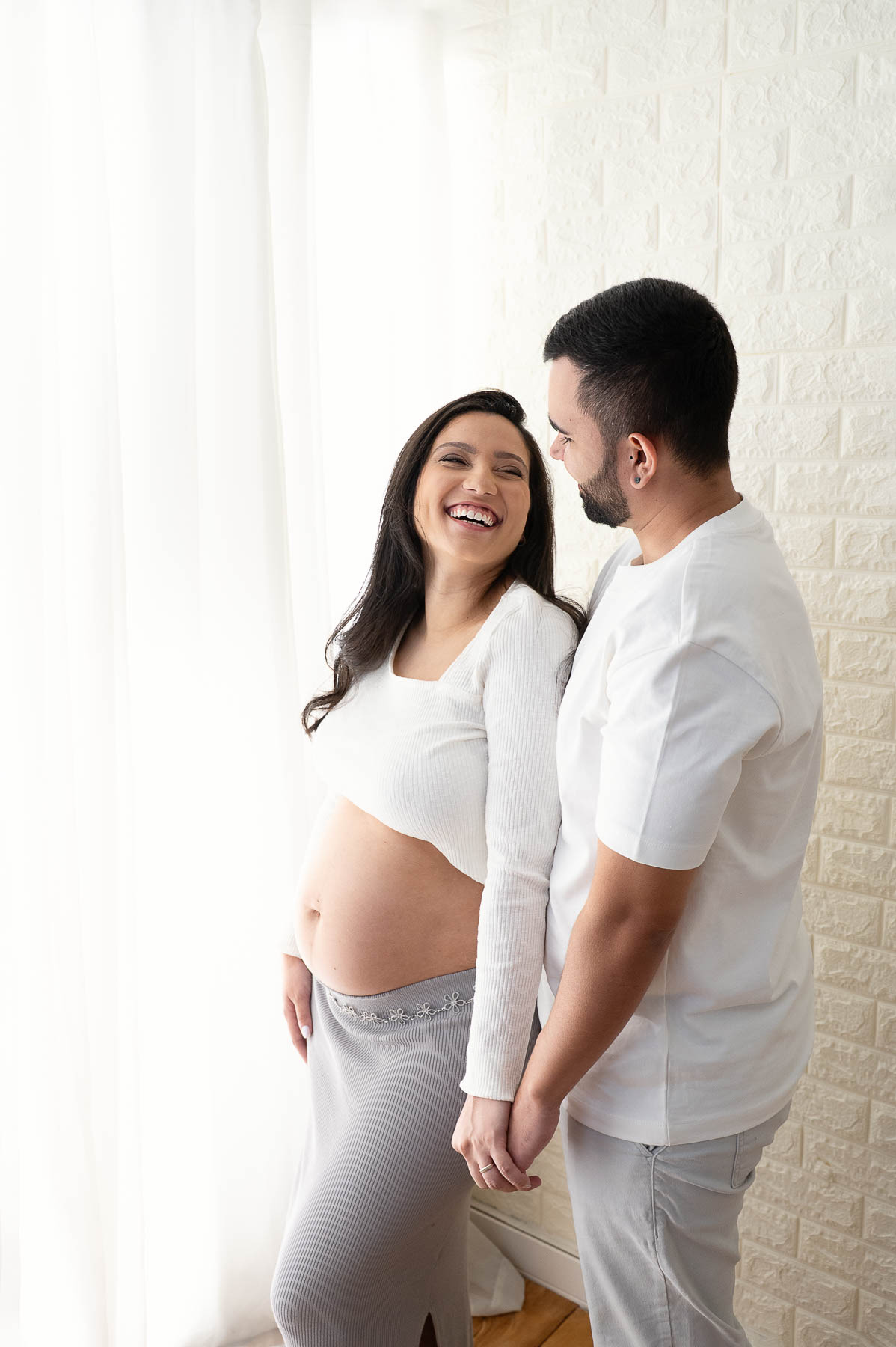 Gestante em final de gestação mostrando o corpo mais cansado e sensível durante ensaio fotográfico