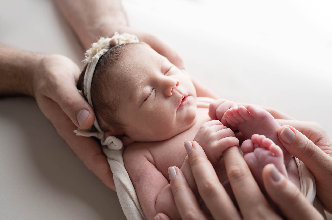 Detalhe das mãos e pés de recém-nascido em ensaio newborn profissional em São Paulo