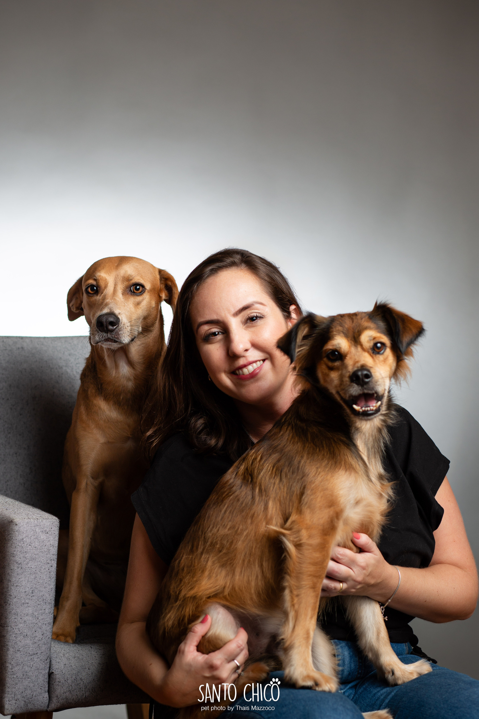thais mazzoco e golden cão de assistência em estúdio de fotografia pet