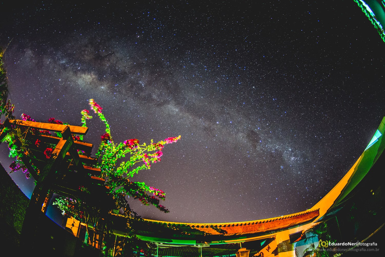 Foto de estrelas do fundo da minha casa com luz ambiente, mostrando que tbém é possível.