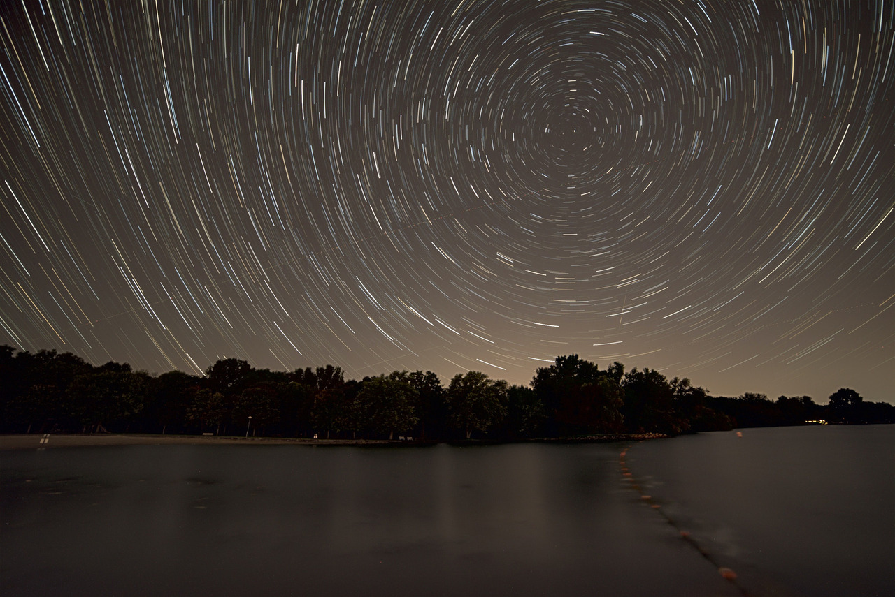 Foto das estrelas com o arrasto que elas fazem devido ao longo tempo de exposição.