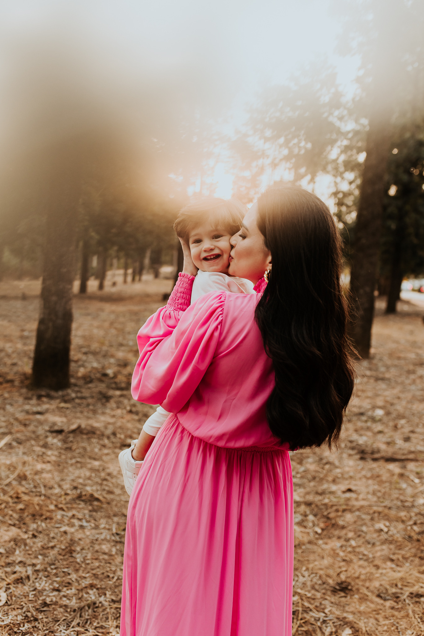 mãe e filho em ensaio fotografico na natureza