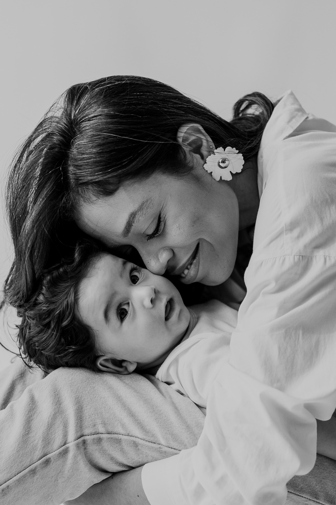 mãe e filho em ensaio fotografico na natureza