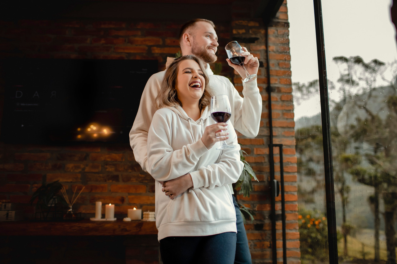 Casa bebendo vinho em uma pousada ao pés das montanhas da Serra do Rio do Rastro