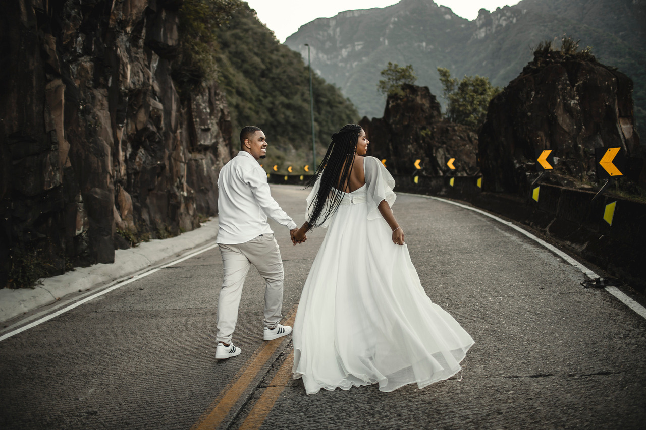 Casal de noivos nas curvas da Serra do Rio do Rastro