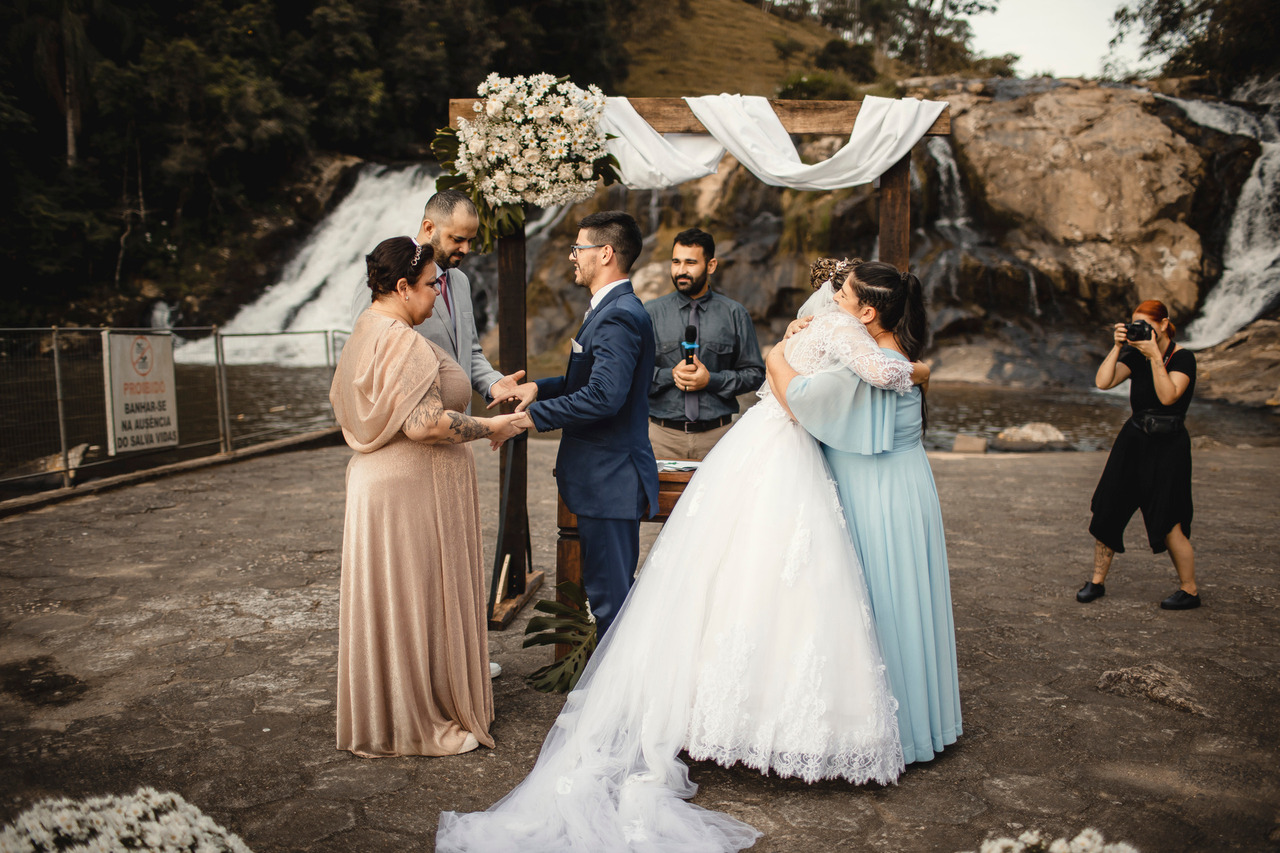 Casal celebrando elopement wedding na Serra do Rio do Rastro