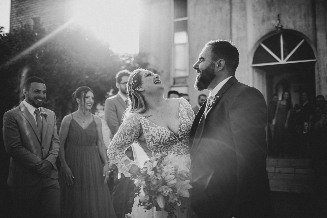 Noivos em momento espontâneo durante casamento real