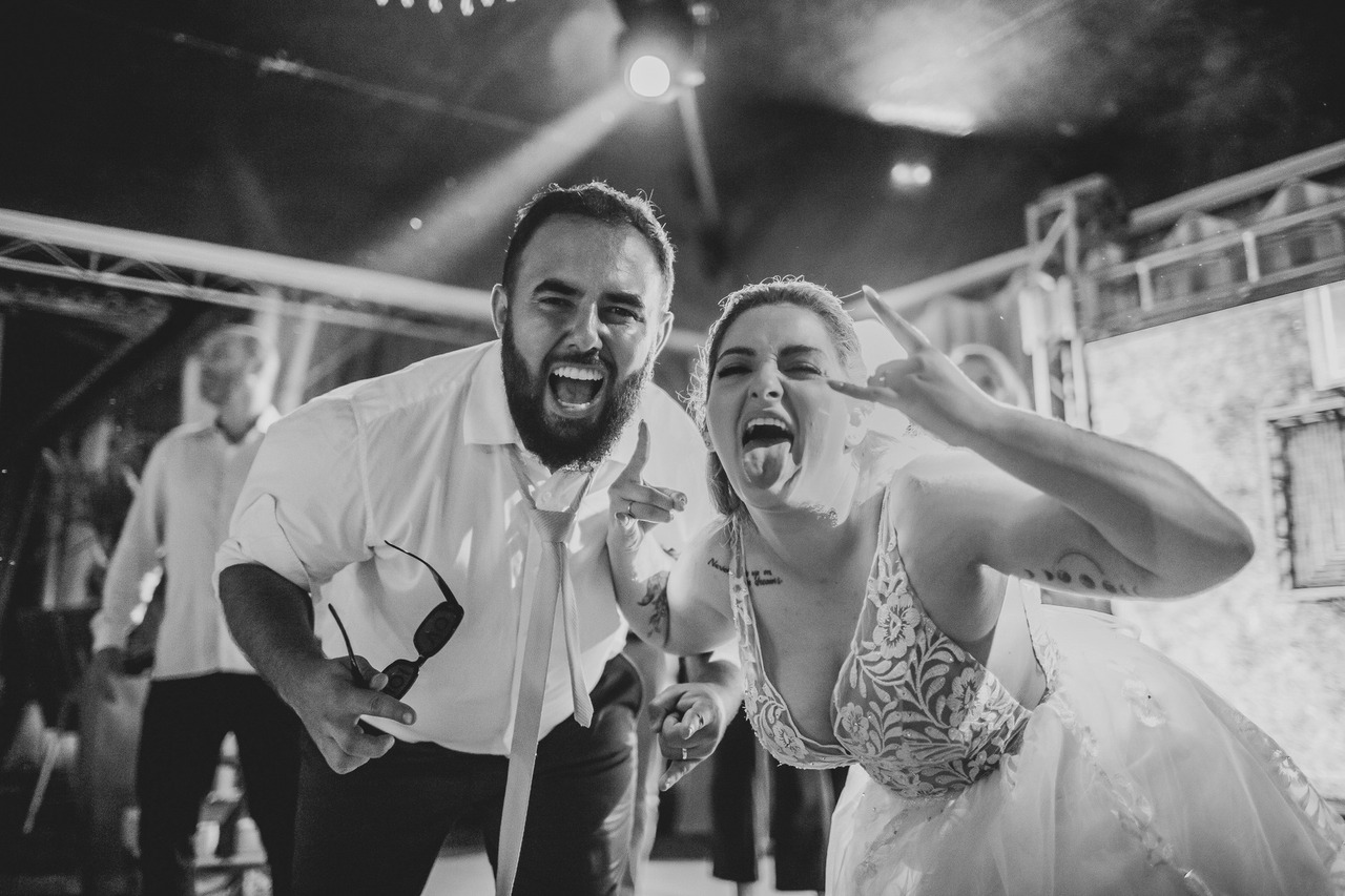 Casal comemorando casamento com fotos espontâneas