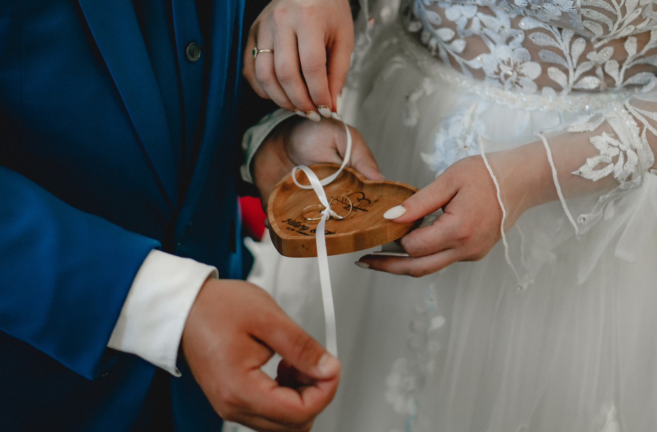 Detalhes emocionais em fotografia de casamento sem poses