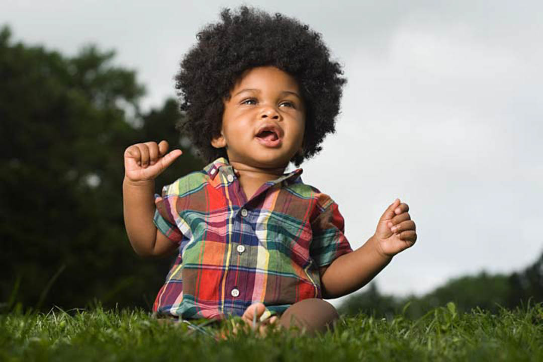 Foto de bebê "Destruindo o Bolo" ao ar livre