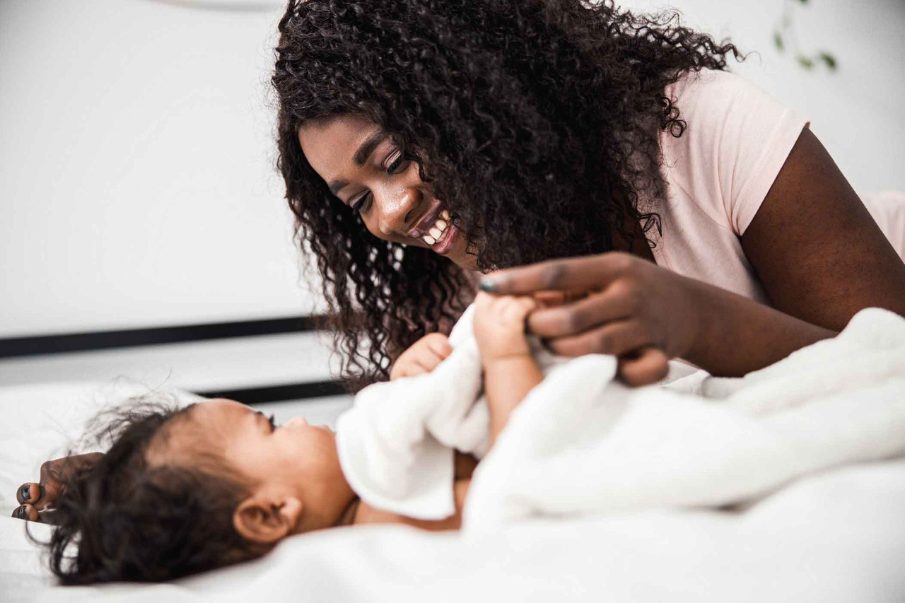 Bebês lindos e fofos morenos