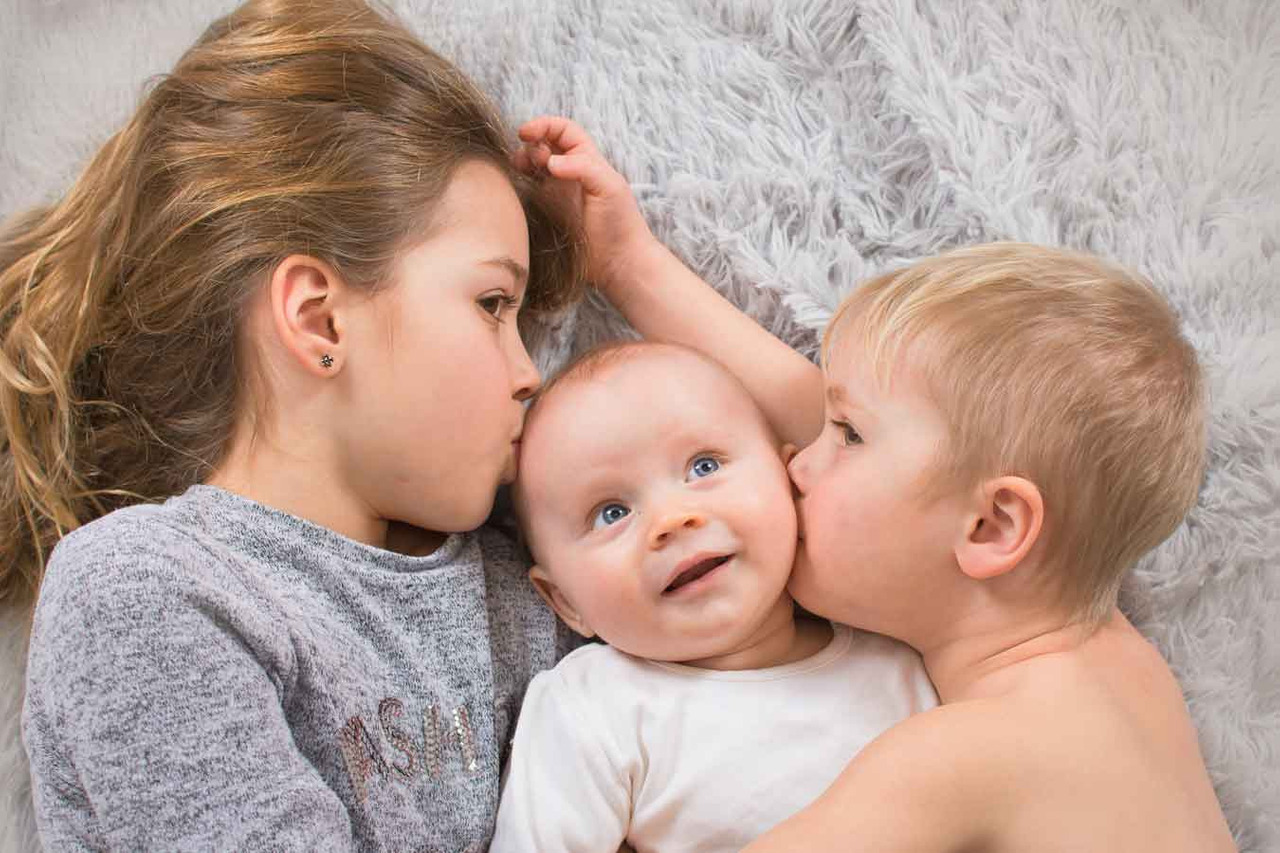 Foto de bebê e família