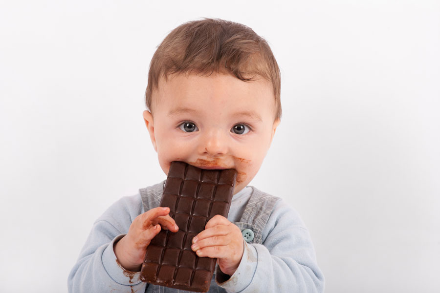 Foto de bebê com doces e bolo