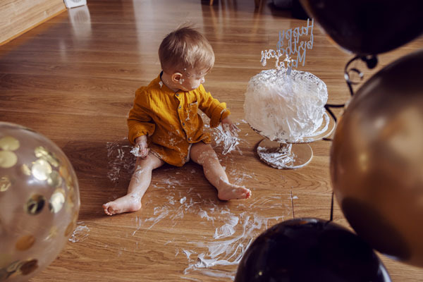 Fotografia de criança "destruindo" o bolo