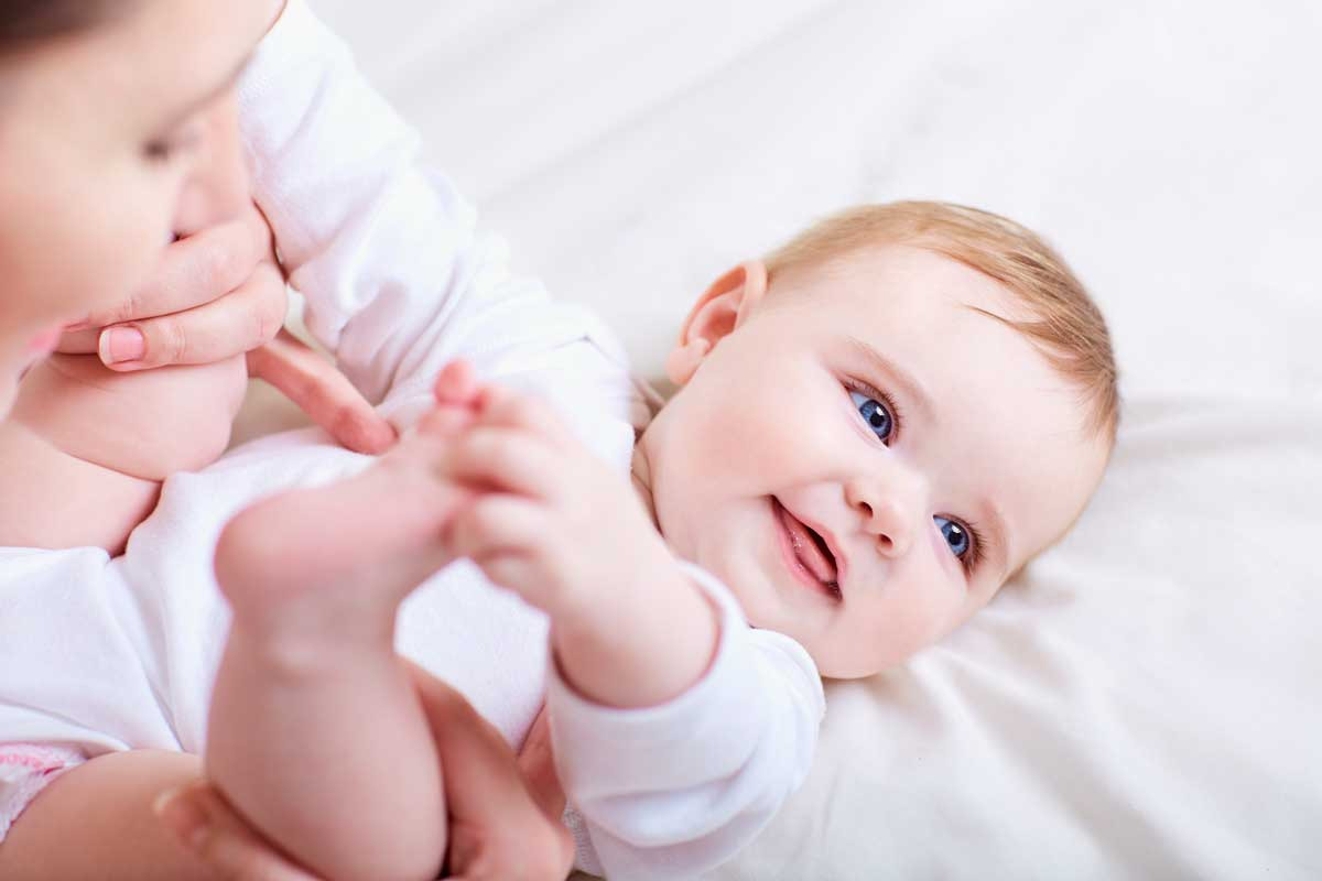 Ensaio fotográfico de bebê recém-nascido em estúdio com poses delicadas