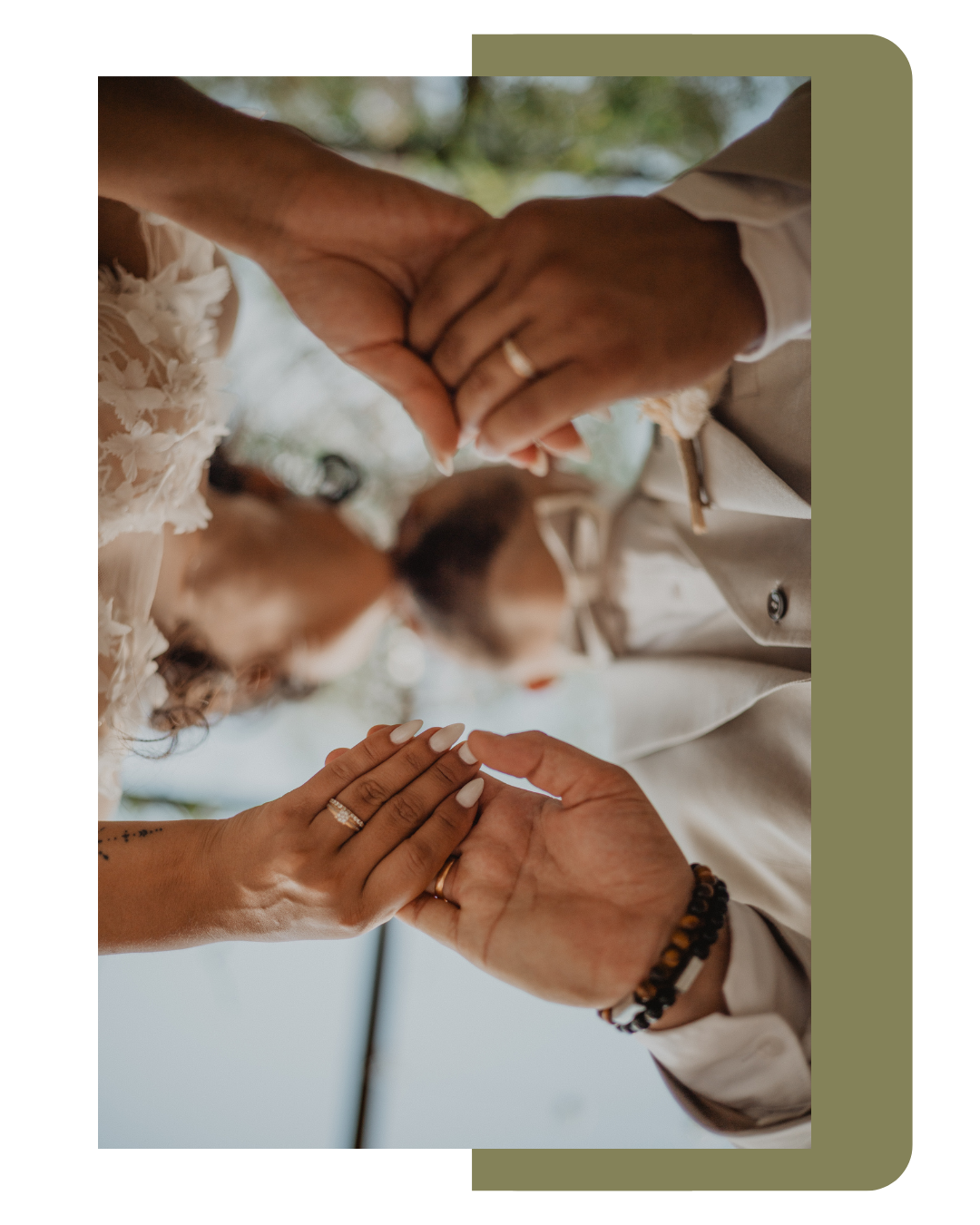 foto dos noivos a darem as mãos