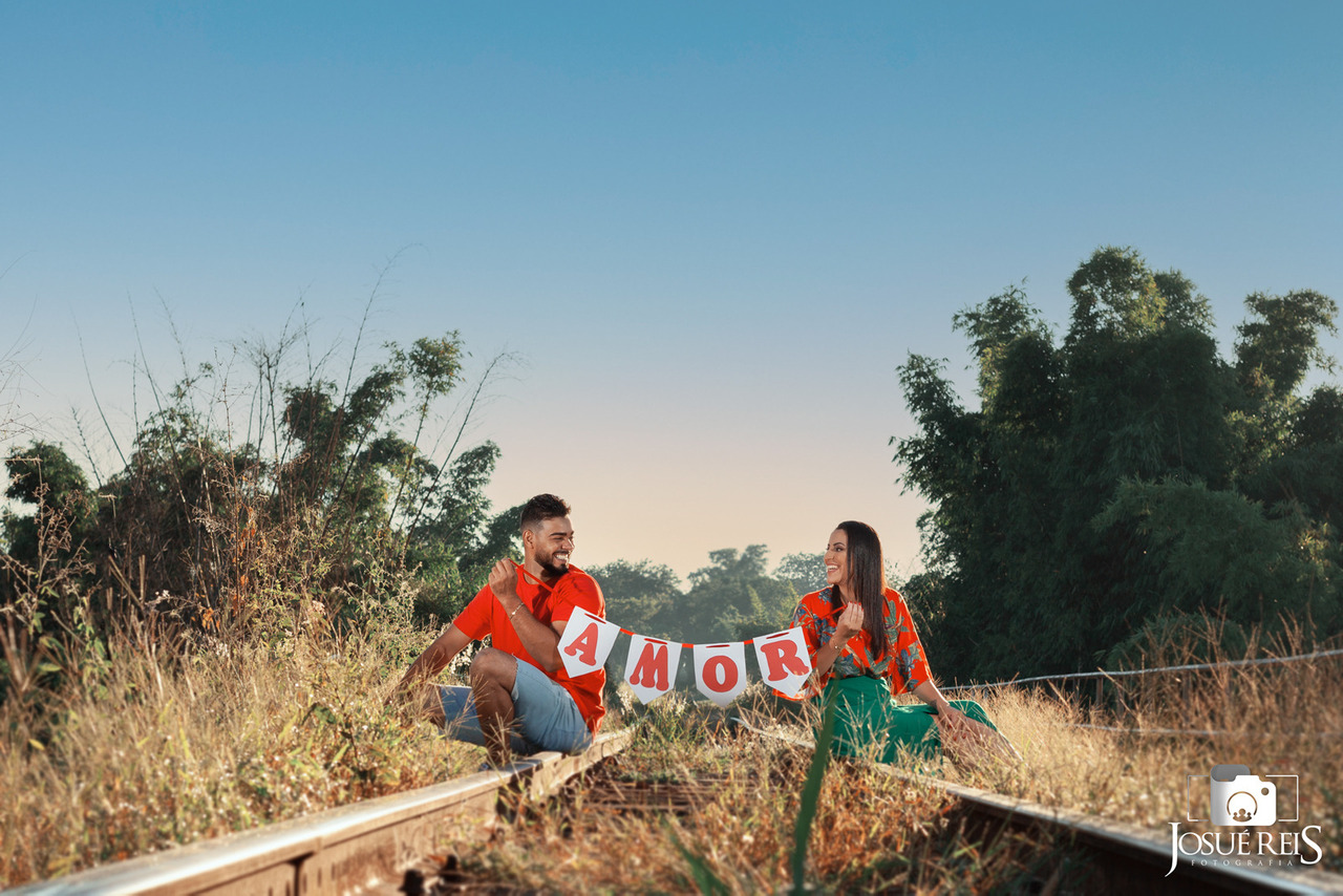 ensaio de casal na linha do trem