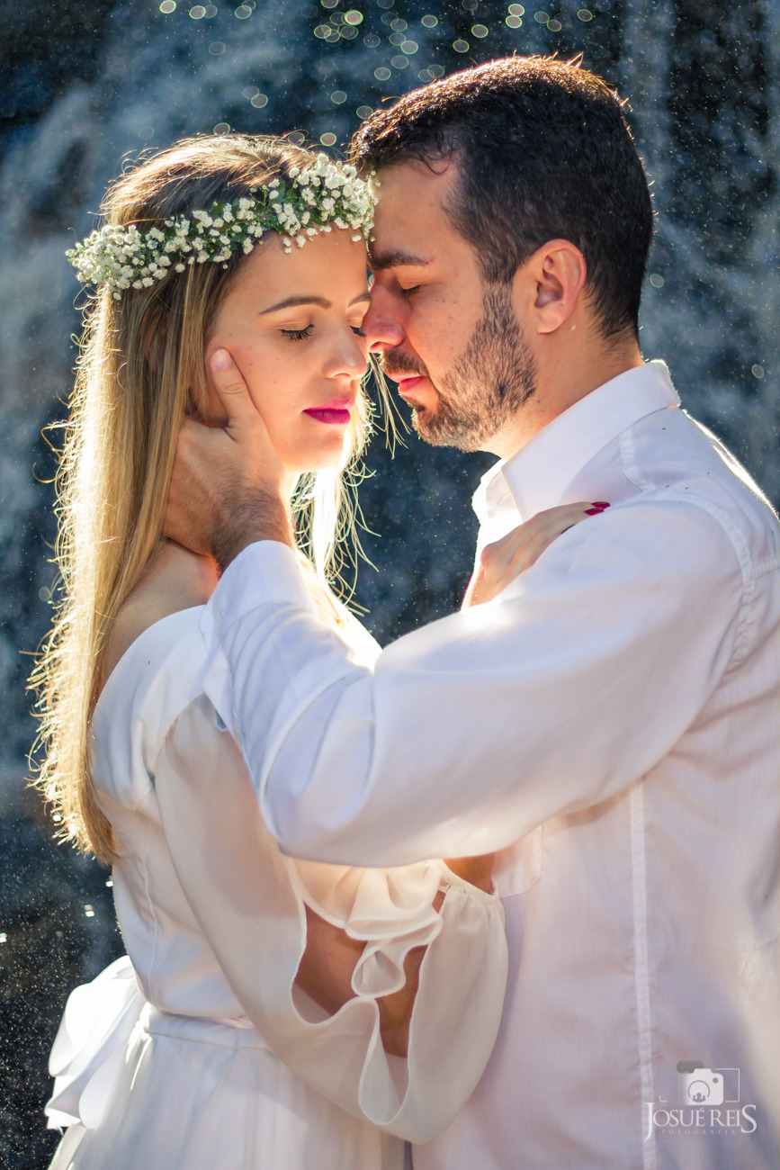 Ensaio pré-casamento na cachoeira de Santa Maria do Gurupá em Promissão/SP