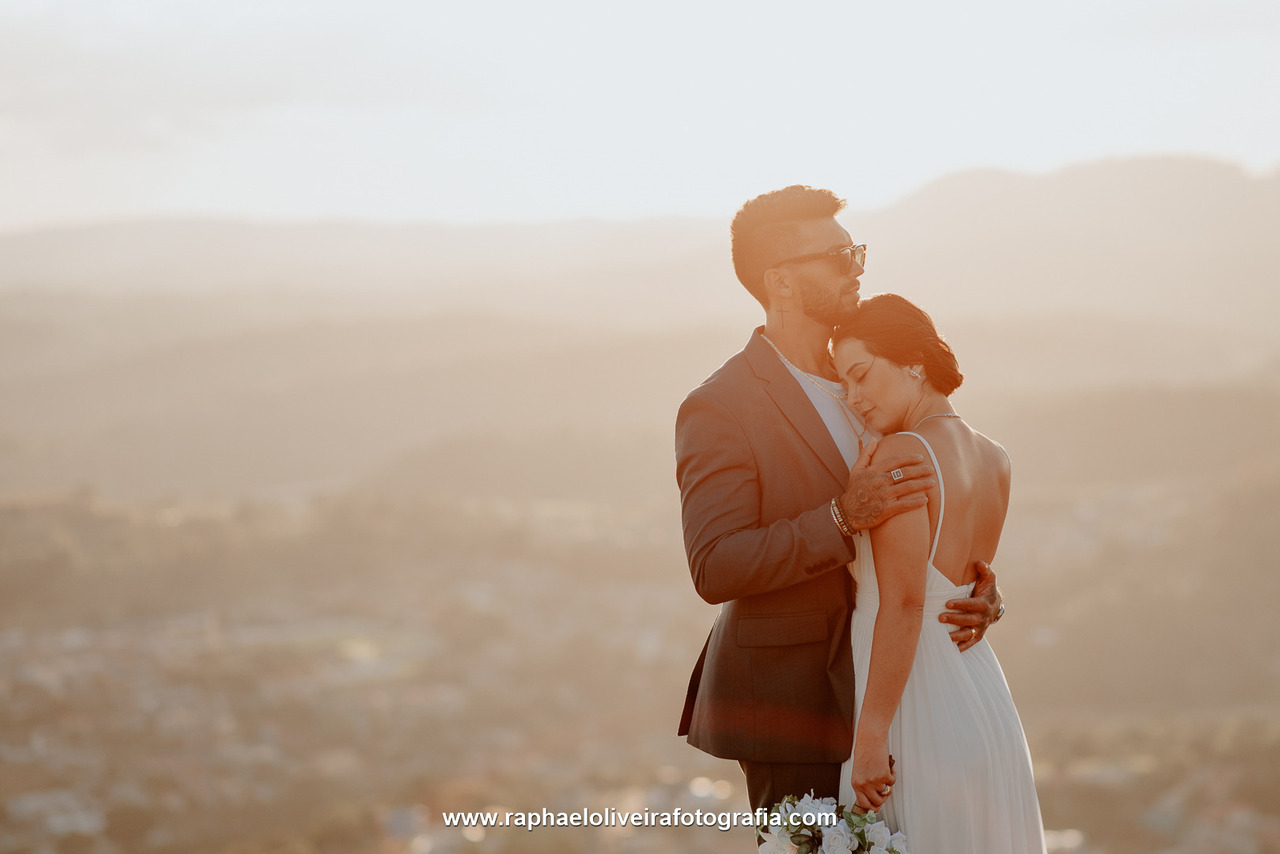 Ensaio Trash The Dress da Sabrina e Nelly, fotografado no morro do capuava em Pirapora do Bom Jesus por Raphael Oliveira Fotografia. Ensaio de casal, ensaio pre-wedding.