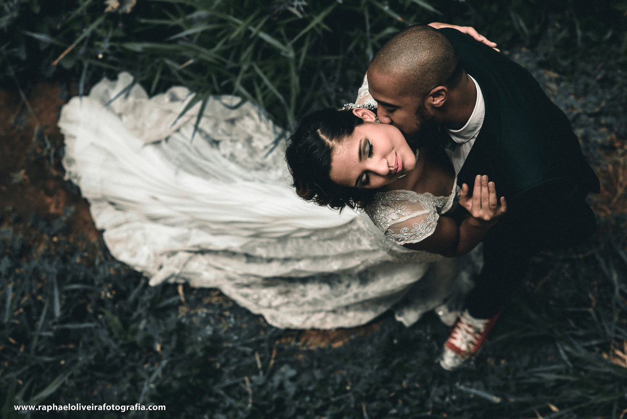 Ensaio Trash The Dress da Keyla e Everton, fotografado na Fazenda Ipanema em Iperó por Raphael Oliveira Fotografia. Ensaio de casal, ensaio pre-wedding.