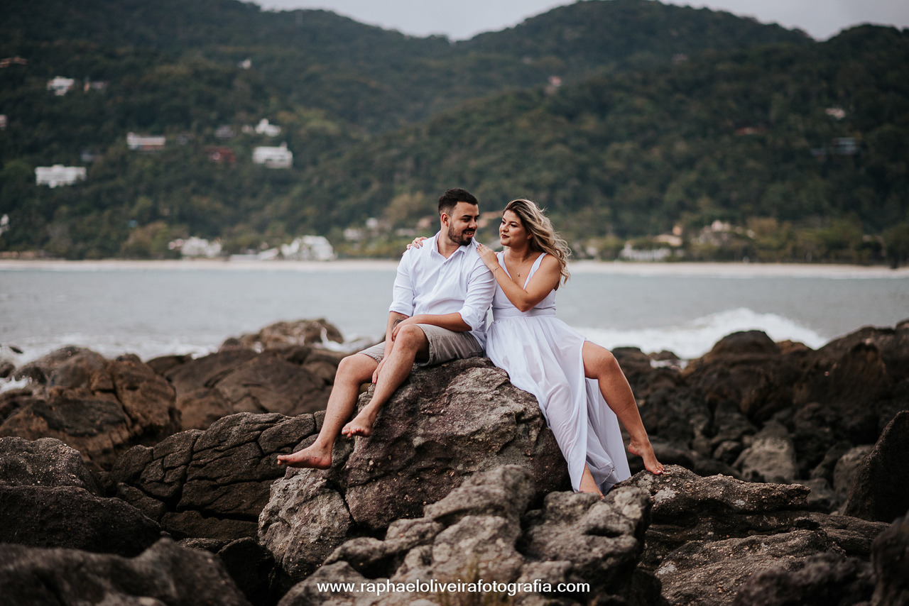 Ensaio Pre-Wedding na Praia do Iporanga, Conchas e São Pedro-Guarujá-Vitoria e Tiago-Fotografado por Raphael Oliveira Fotografia.