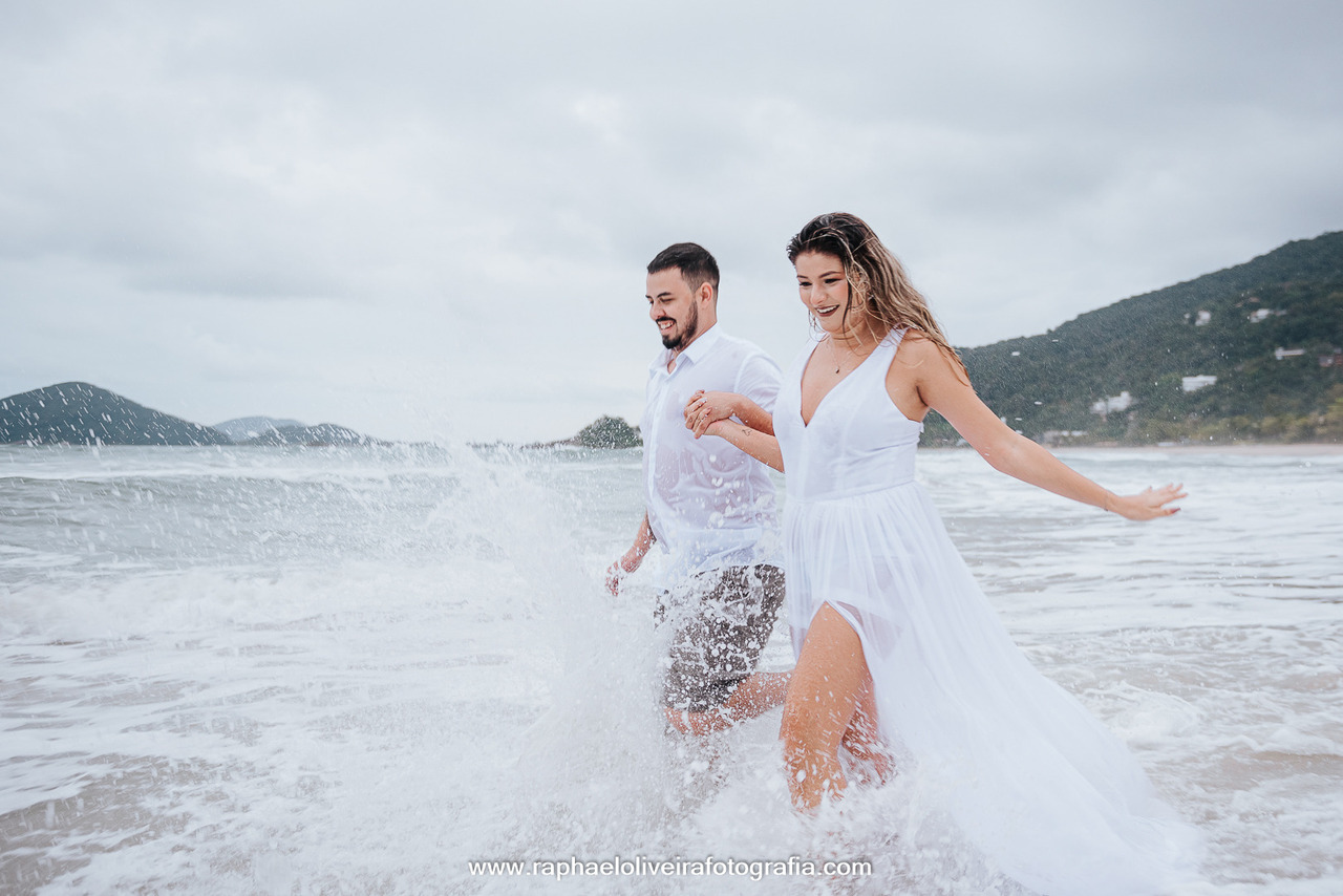 Ensaio Pre-Wedding na Praia do Iporanga, Conchas e São Pedro-Guarujá-Vitoria e Tiago-Fotografado por Raphael Oliveira Fotografia.