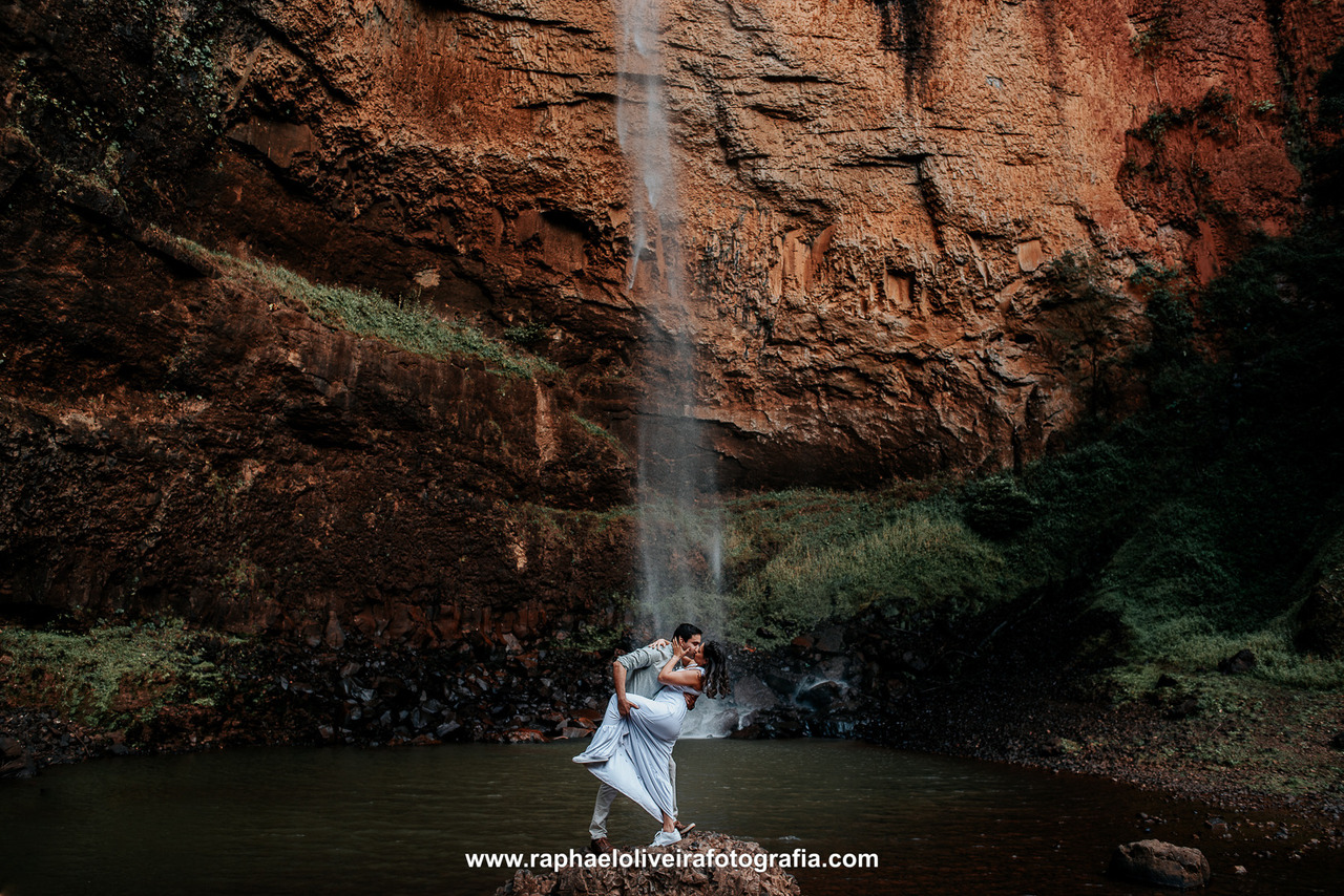 Noivo e noiva em frente a cachoeira do saltao fazendo o pre-wedding
