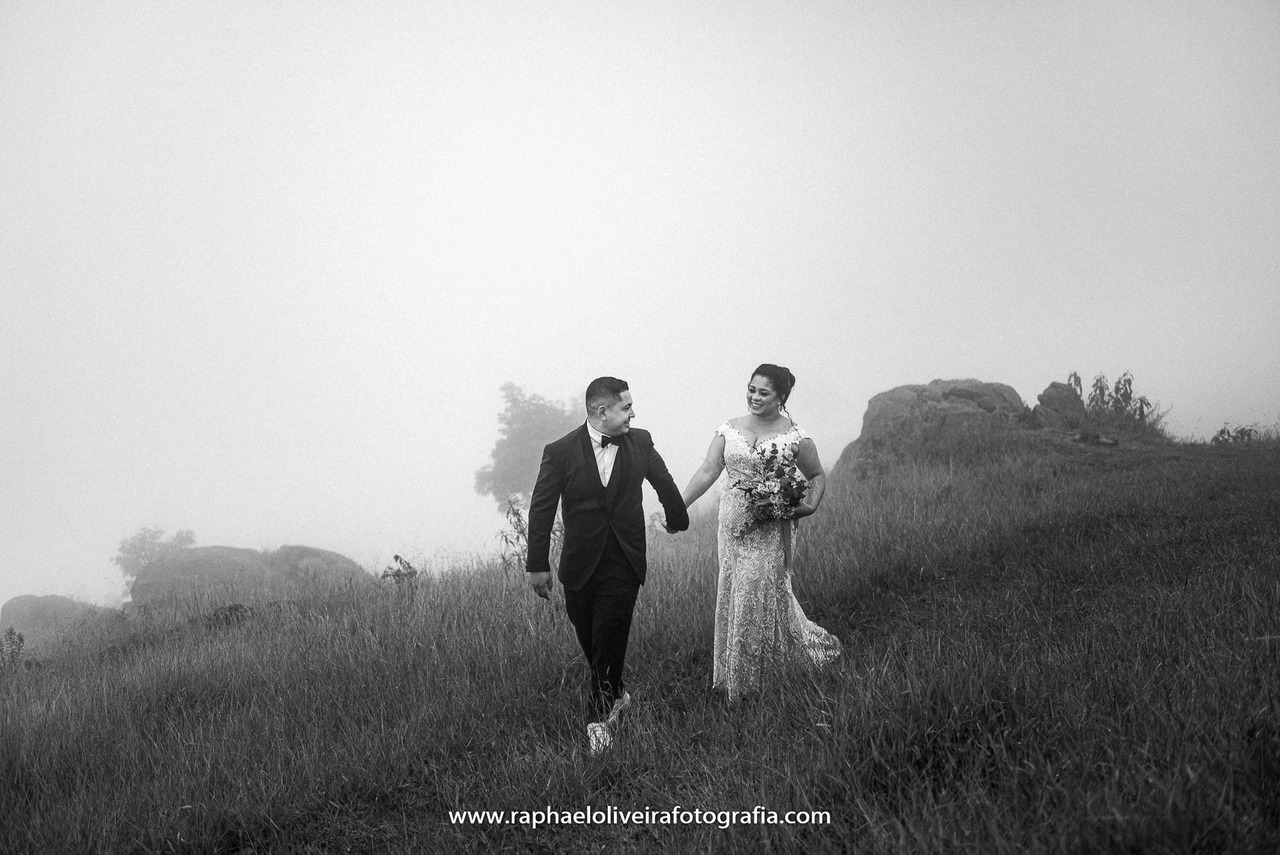 Casamento no formato Elopmente realizado no pico olho d'agua em um dia nublado, noivo a frente da noiva caminhando e olhando para ela