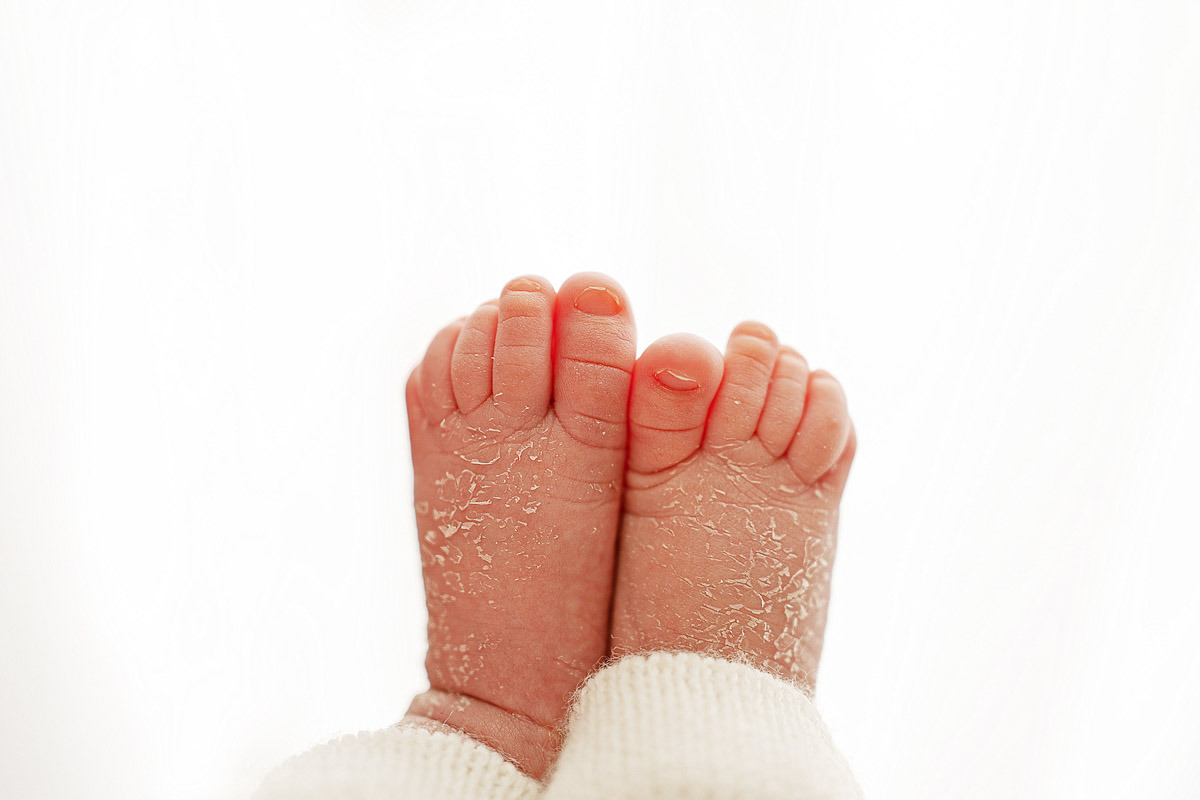 Pés de bebê com areia