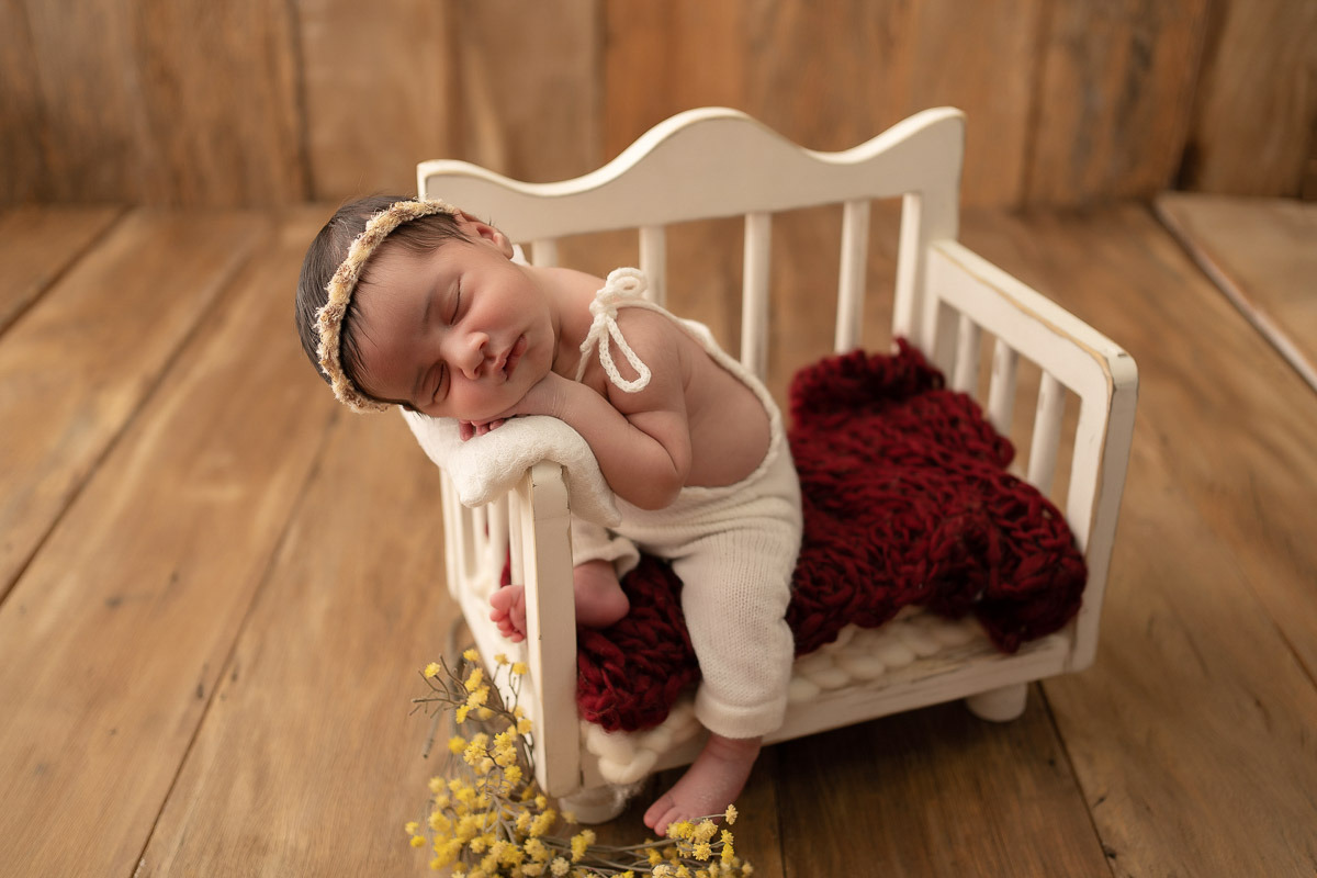 Bebê sentado em cadeira