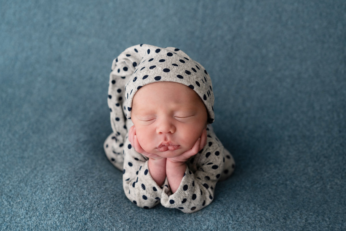 Bebê de pijama branco