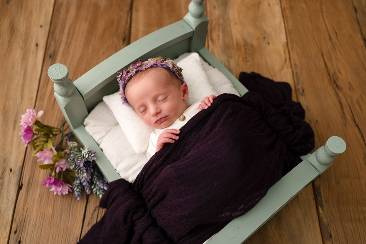 Bebê deitado em cama dormindo