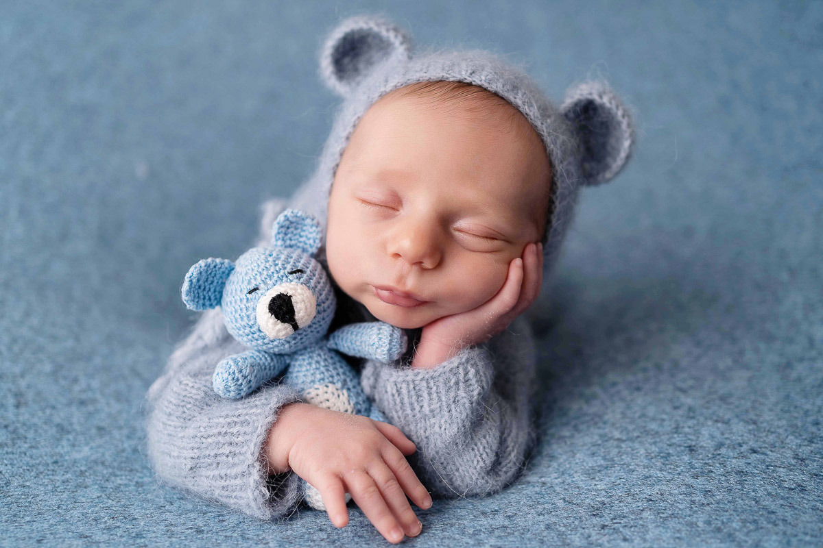 Bebê com urso azul