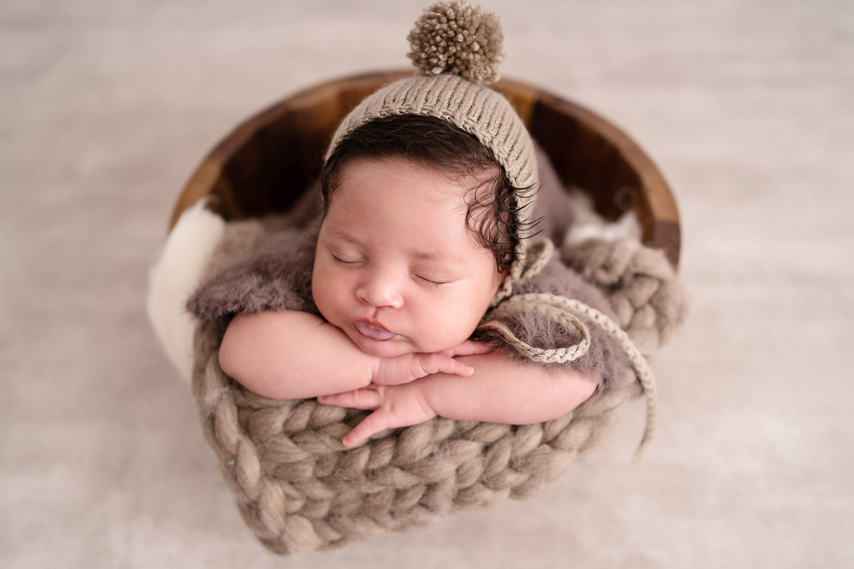 Bebê dormindo de frente