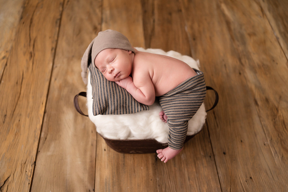 Bebê de touca e dormindo