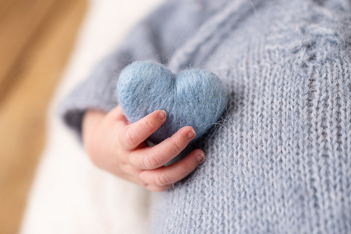 Bebê com coração azul