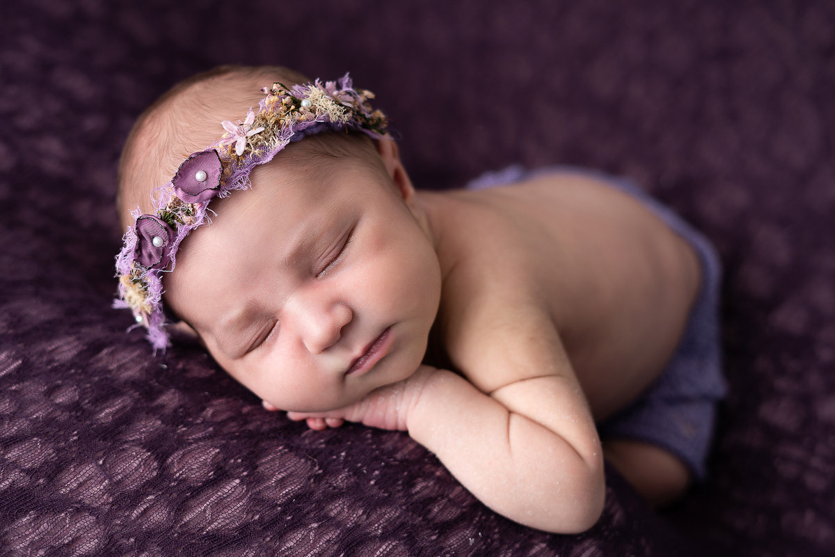 Bebê com coroa de flores