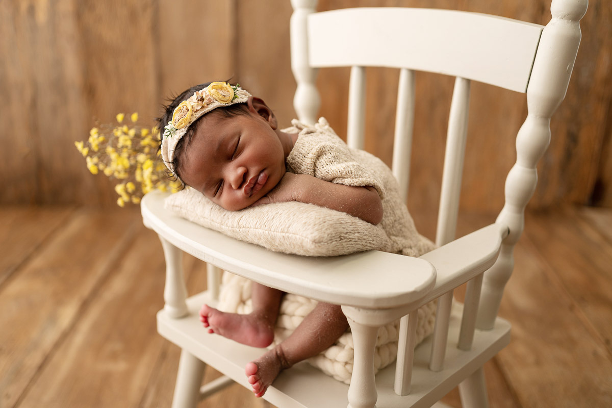 Bebê em cadeira de balanço