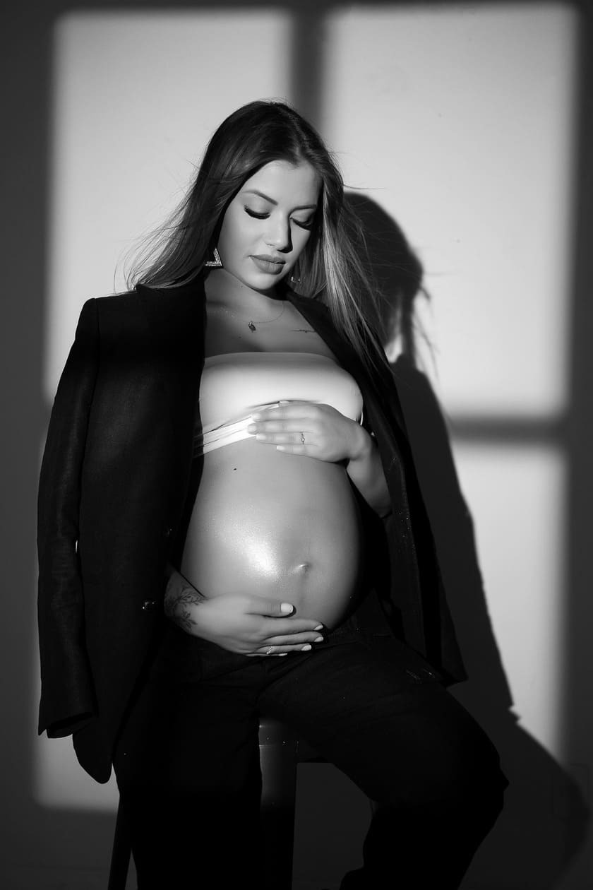 Mulher e homem posando para foto