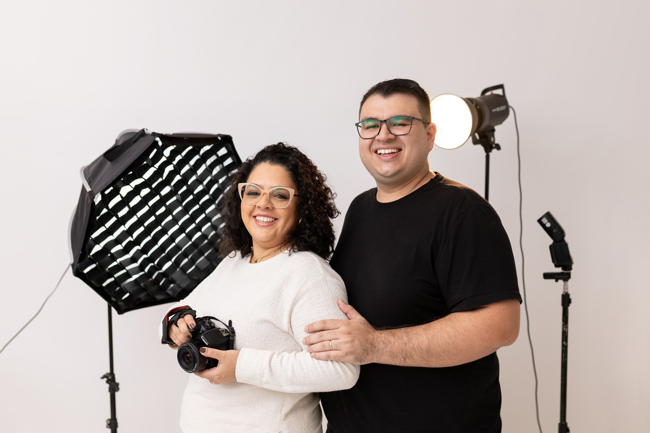 Fotógrafa Jhuli e Editor Rogério no estúdio fotografico em Caraguatatuba
