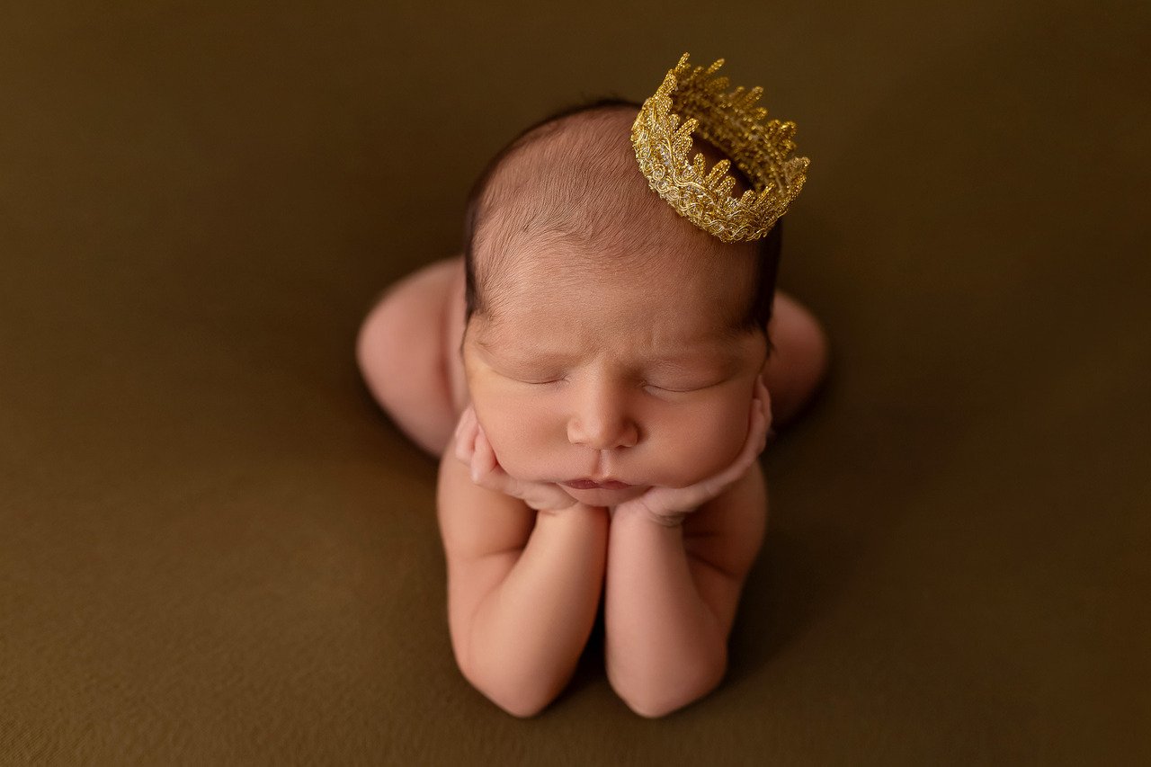 Newborn em Caraguatatuba - Pose do sapinho feito no estúdio especializado em Caraguatatuba