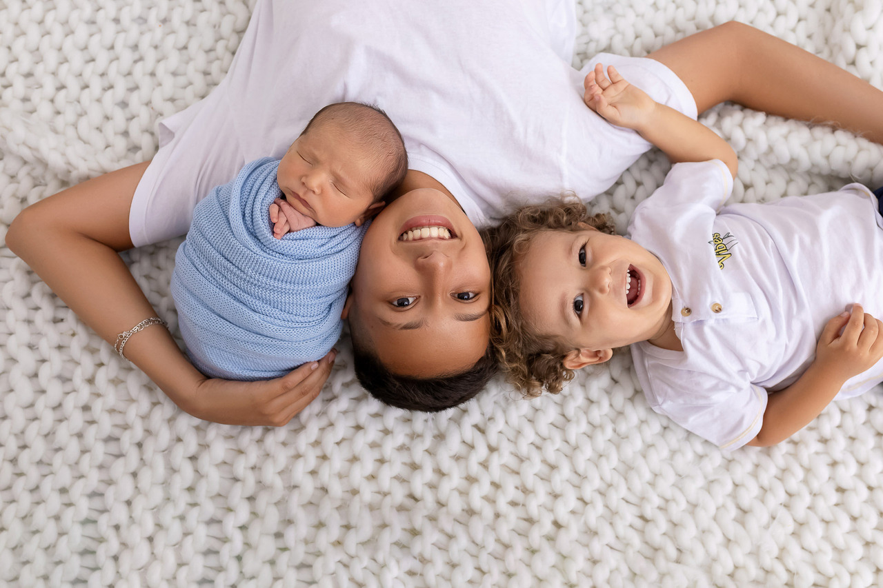 Ensaio newborn em Caraguatatuba - Estúdio On Click - Foto memorável do recém nascido e seus irmãos