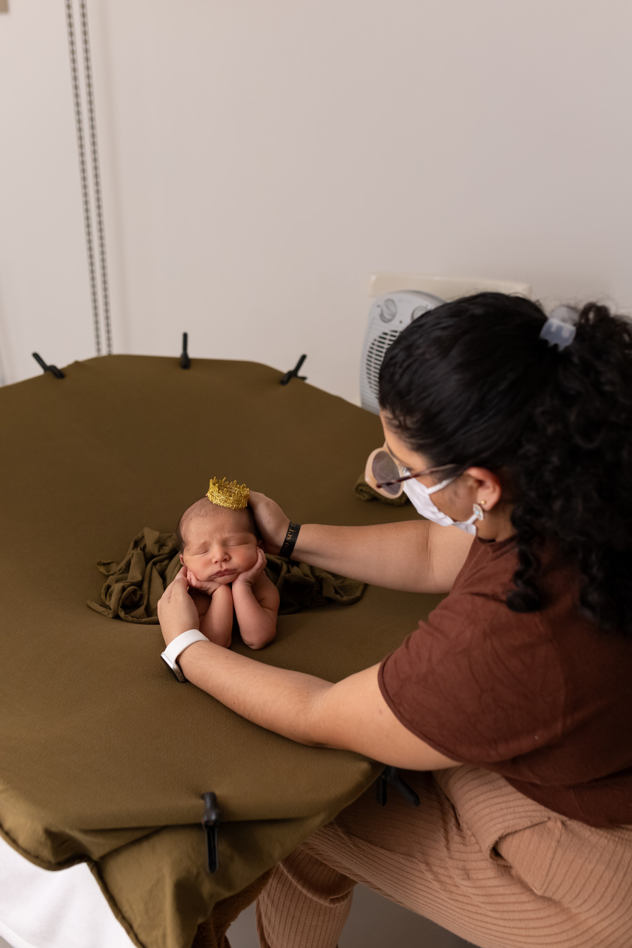 Ensaio Newborn em Caraguatatuba - Bebê nas mãos da fotógrafa Jhuli Ribeiro