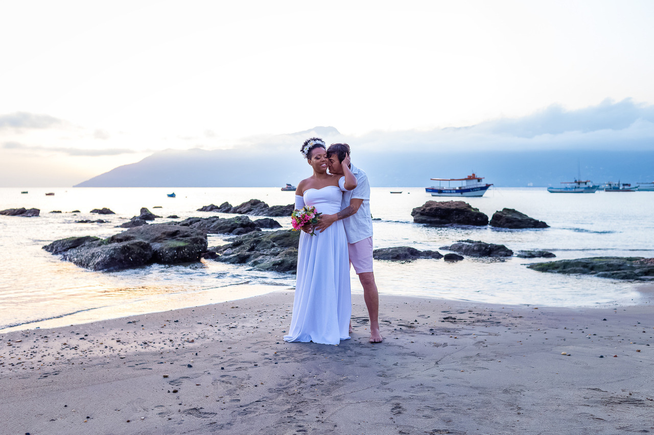 Ensaio ao nascer do Sol em São Sebastião, na praia de São Francisco da Michele & Paulo - Wedding na Praia