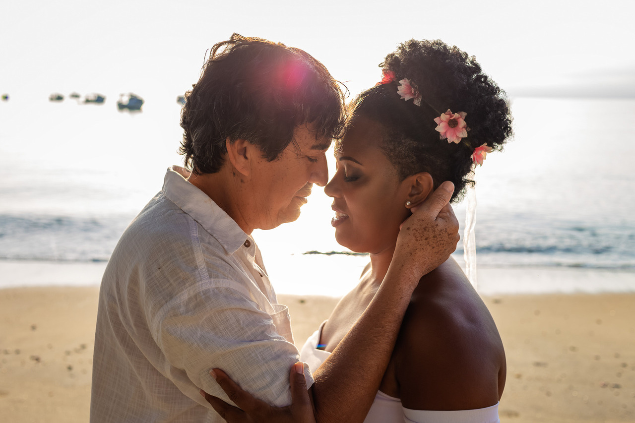 Ensaio Wedding São Sebastião, na praia de São Francisco da Michele & Paulo