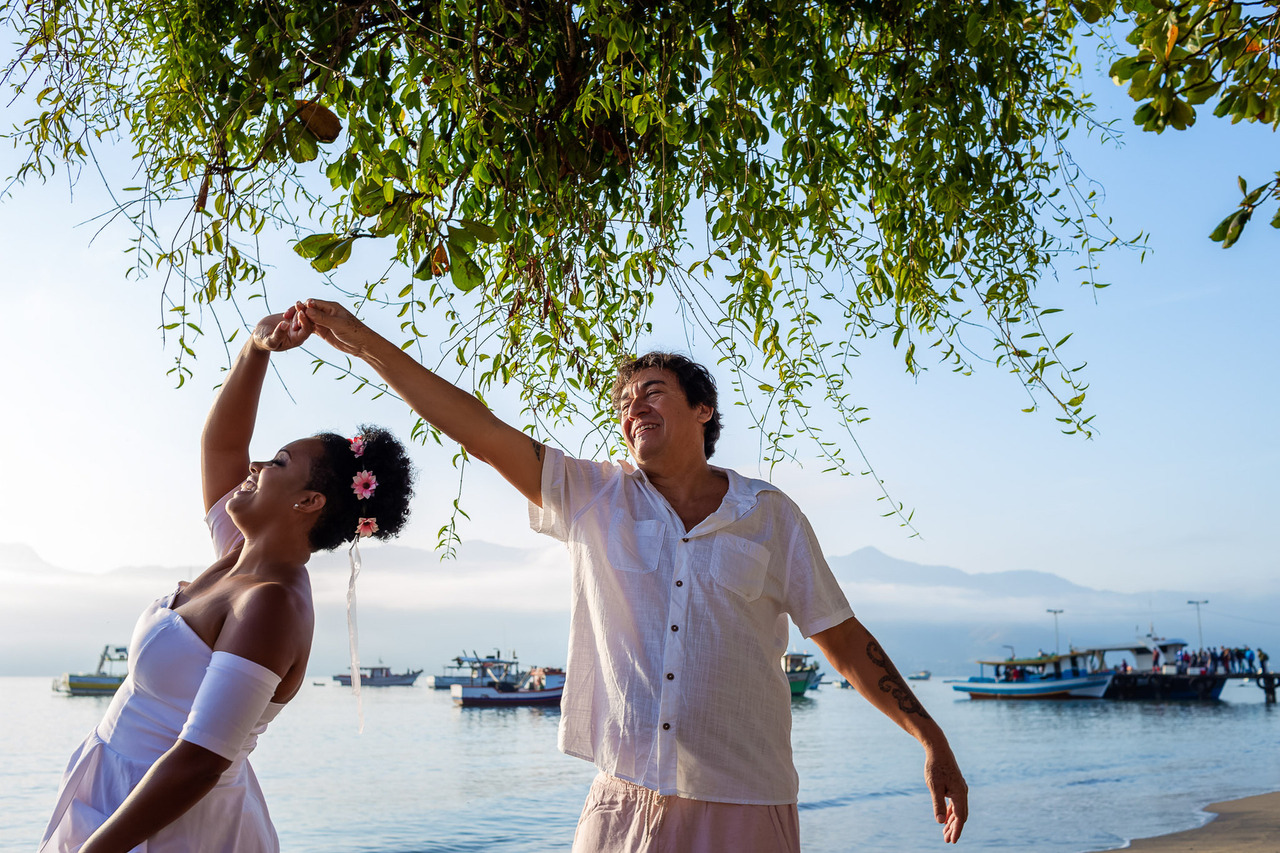 Ensaio wedding na praia - Foto pré-casamento em São Sebastião - Fotos na praia