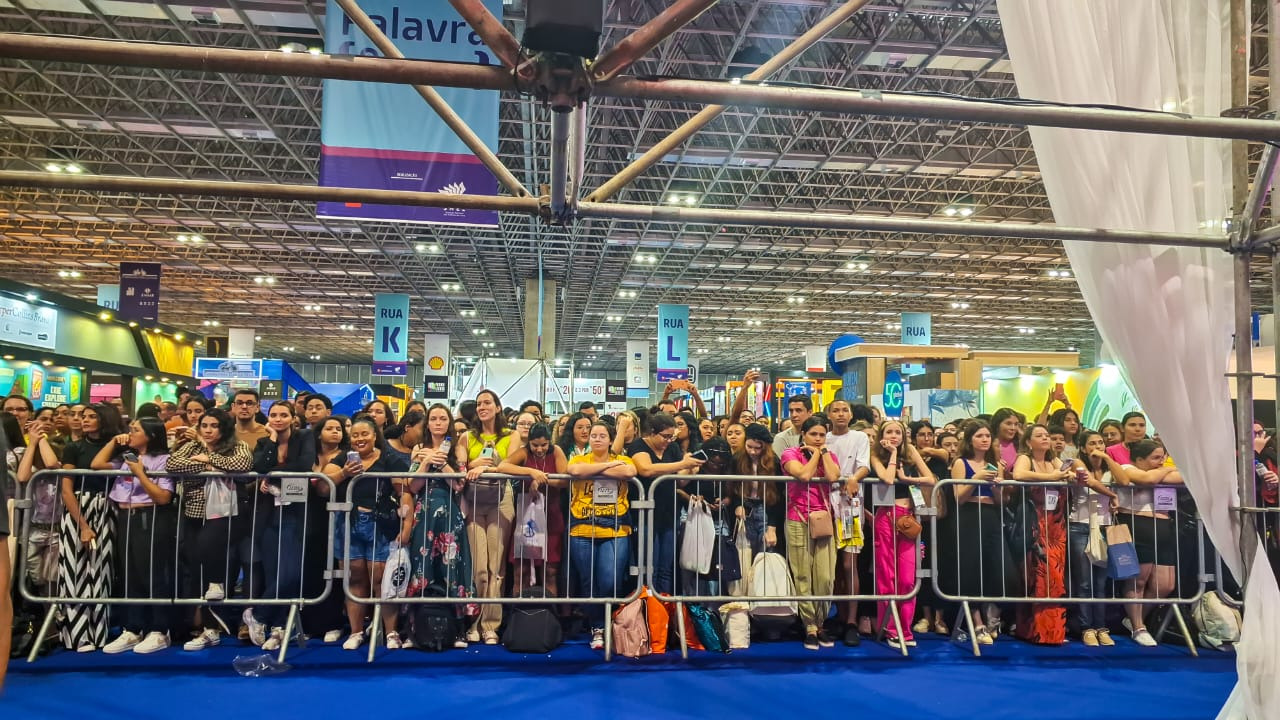 Julia Quinn Participa de Eventos Com Fãs durante a Bienal do Livro no Rio de Janeiro