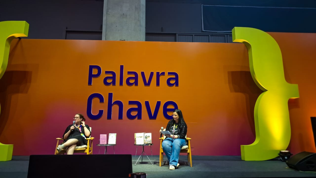 Julia Quinn Participa de Eventos Com Fãs durante a Bienal do Livro no Rio de Janeiro