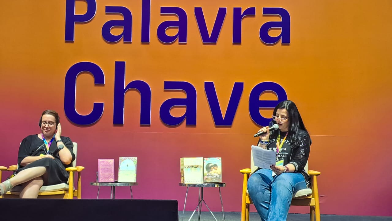 Julia Quinn Participa de Eventos Com Fãs durante a Bienal do Livro no Rio de Janeiro